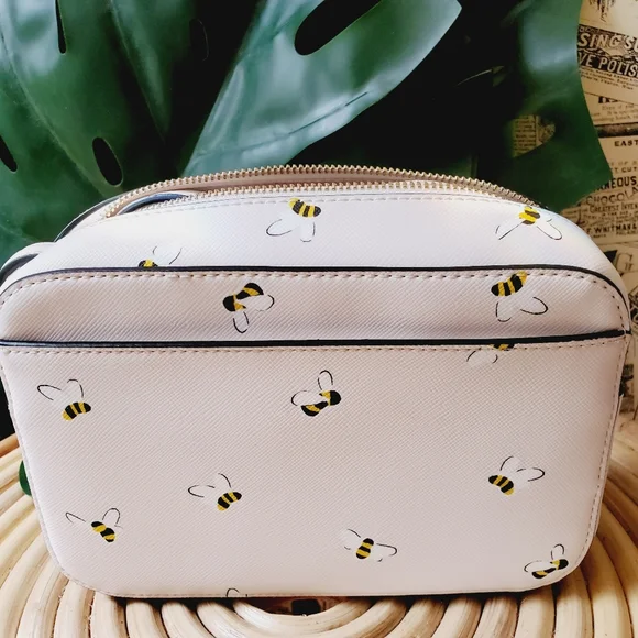 🆕 Kate spade bee crossbody camera white yellow bees throughout the bag novelty